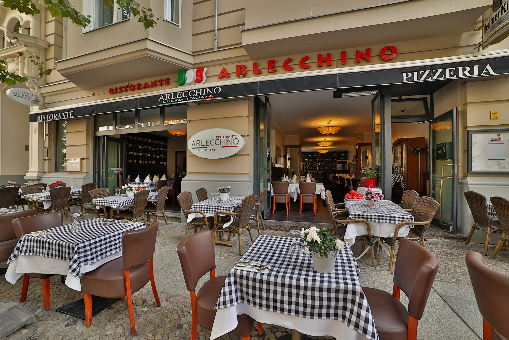 Aussenansicht des Ristorante Arlecchino mit Terrasse an der Meinekestrasse in Berlin-Charlottenburg