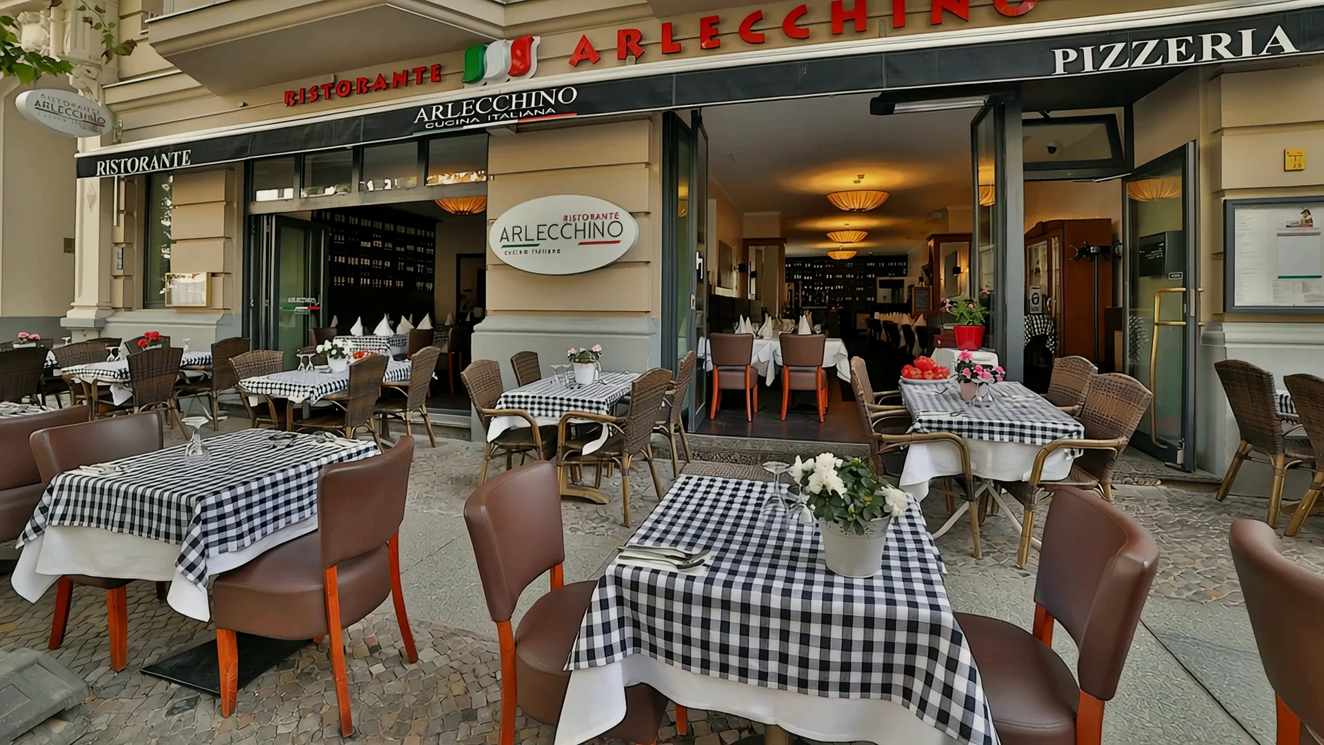 Aussenansicht des Ristorante Arlecchino mit Terrasse an der Meinekestrasse in Berlin-Charlottenburg